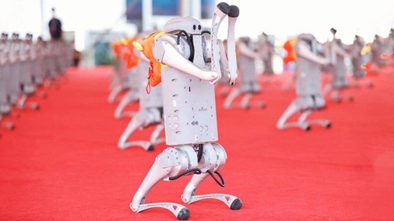 Figure 1.3: 2024년 베이징 WRC에 전시된 Unitree 플랫폼. 현장 사진은 제품군과 시연 맥락을 보여주지만 설치 기반, 가동률, 고객 성과를 입증하지는 않습니다. 출처: IFR 보도자료 및 Unitree, https://ifr.org/ifr-press-releases/news/chinas-new-growth-strategy-backed-by-robots, 학술 리뷰 목적의 공정 이용
